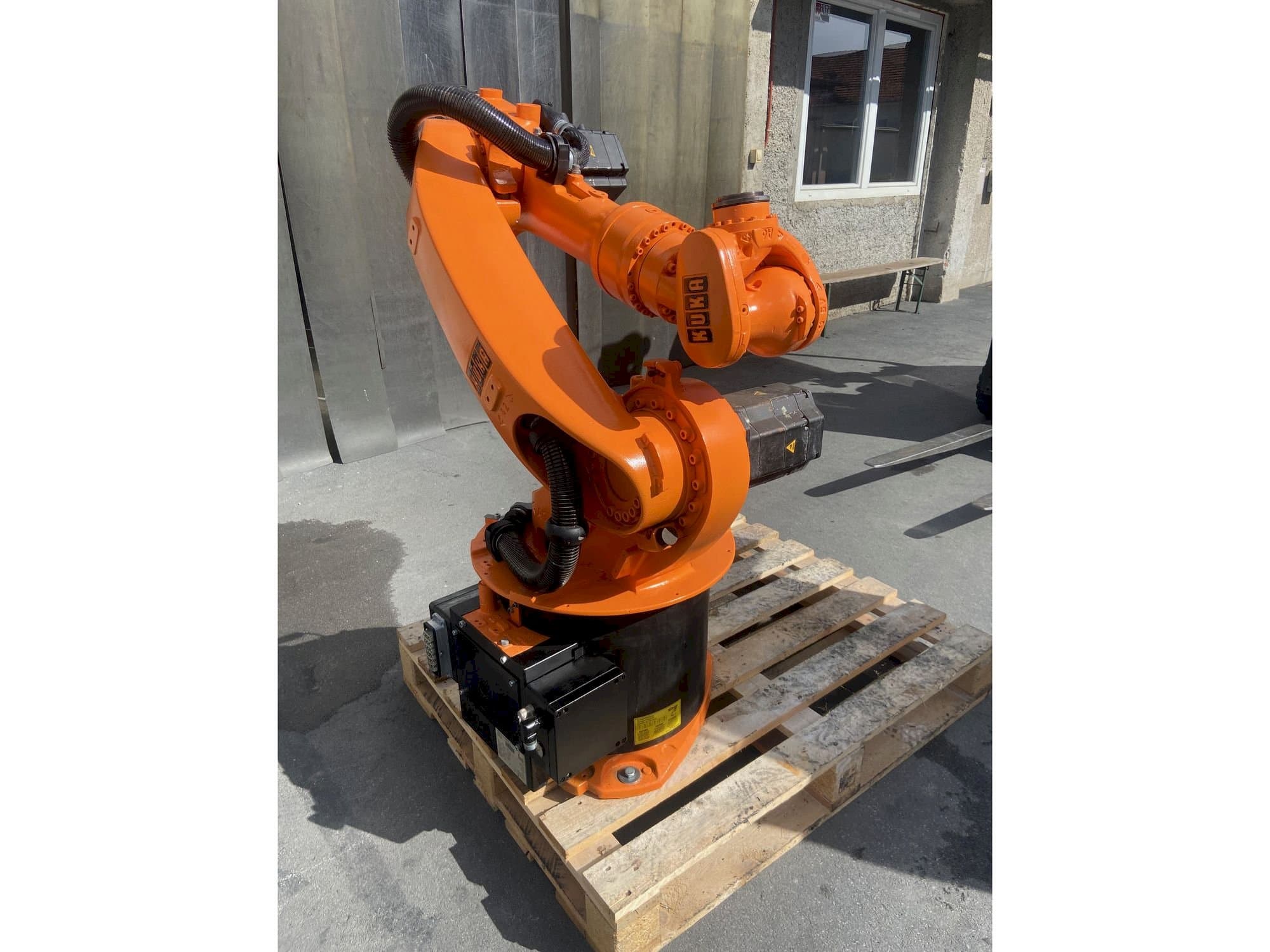 KUKA Kr16-maskinen framifrån