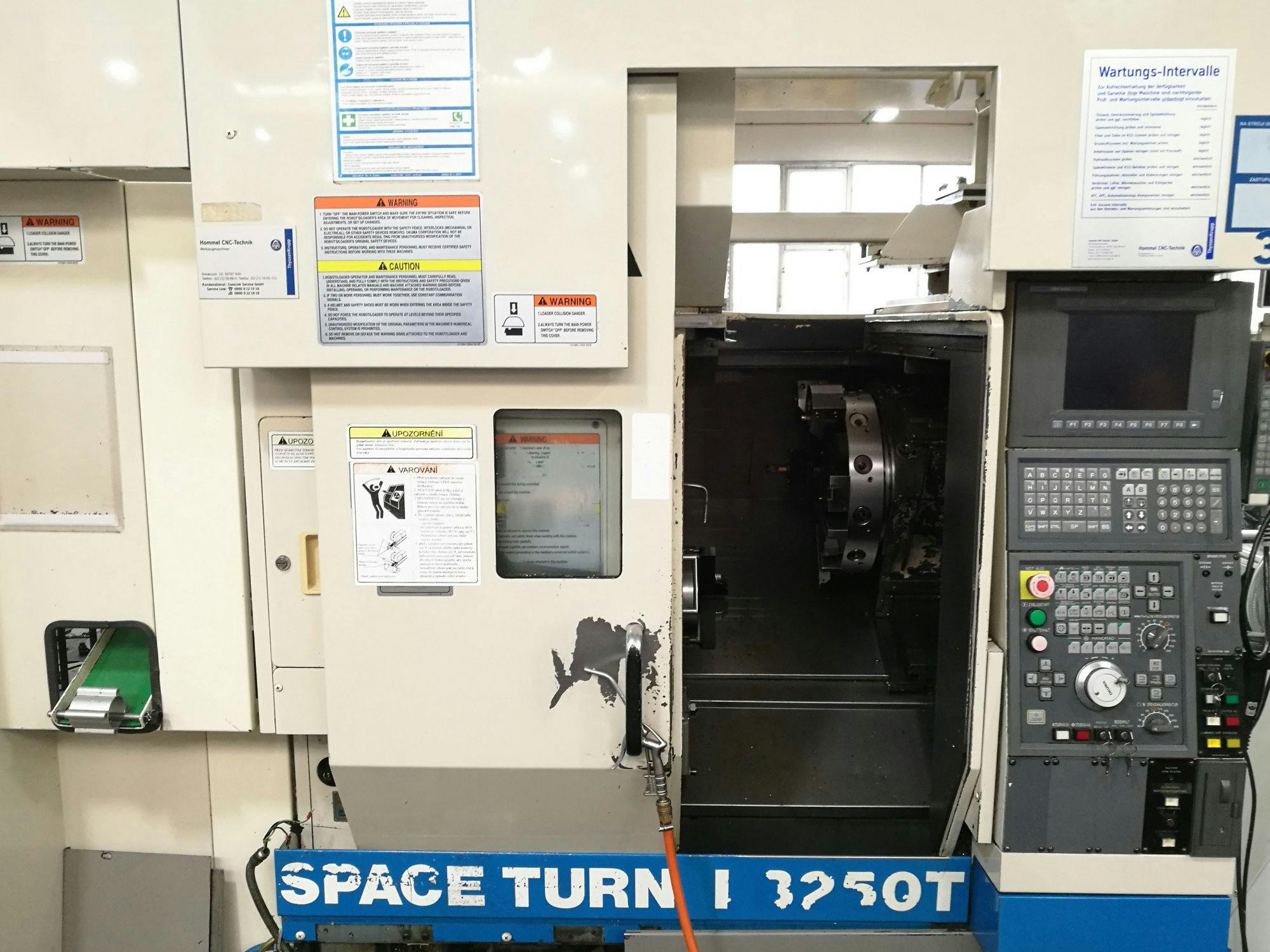 Okuma-maskinen framifrånSPACE TURN LB250T