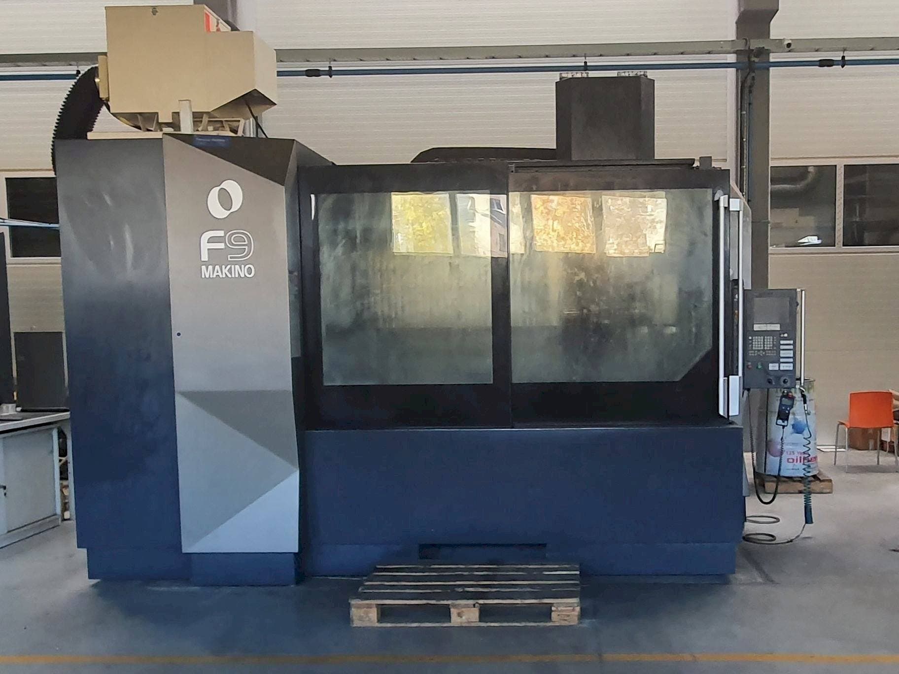 Makino F9-maskinen framifrån