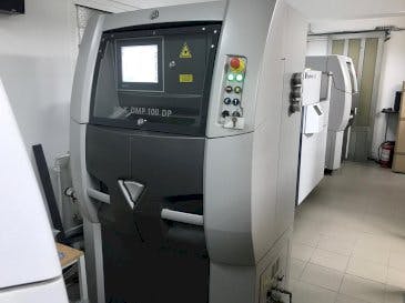 3D SYSTEMS ProX DMP 100-maskinen framifrån