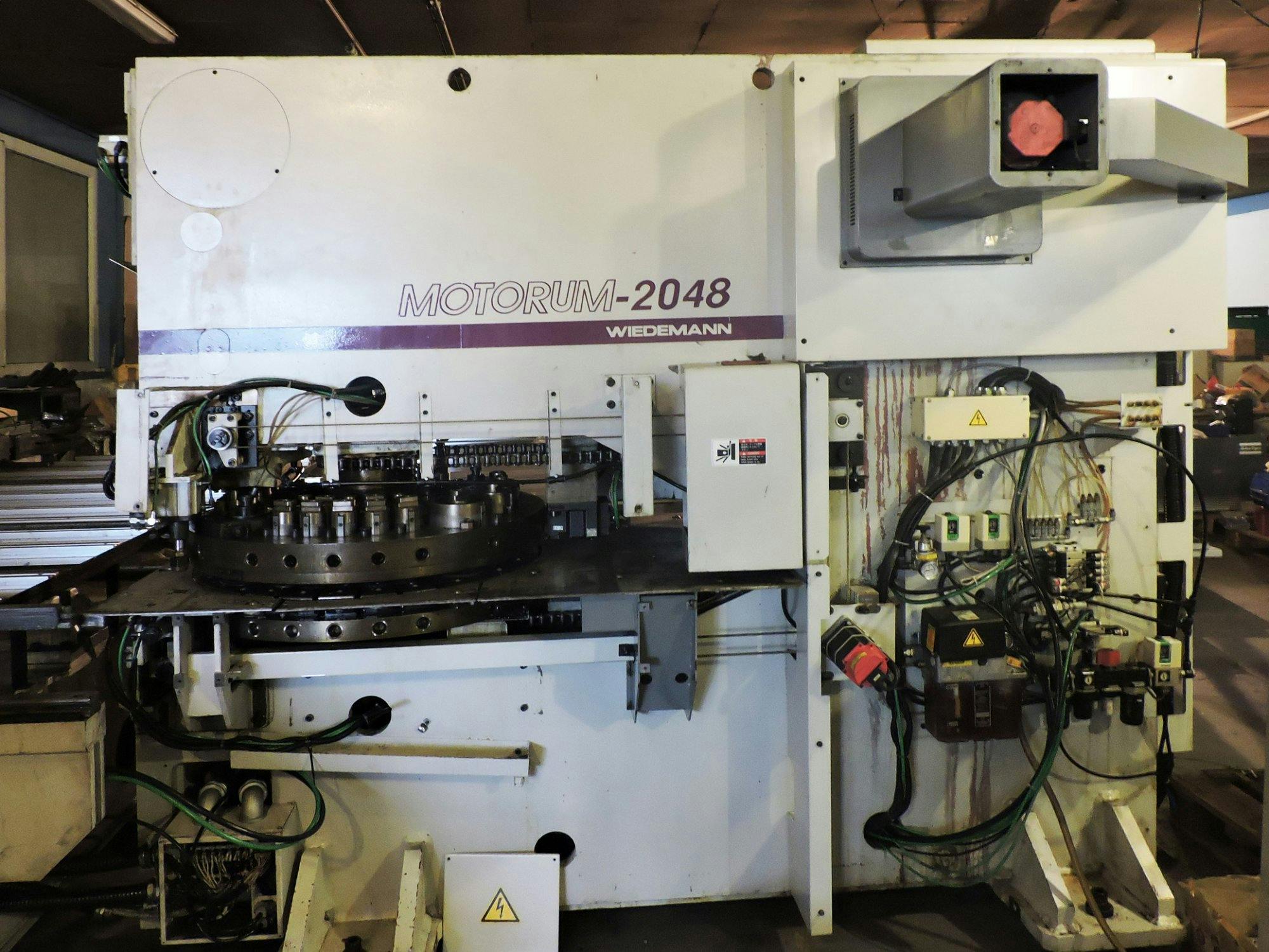Murata Wiedemann-maskinen sedd från höger sidaMOTORUM 2048