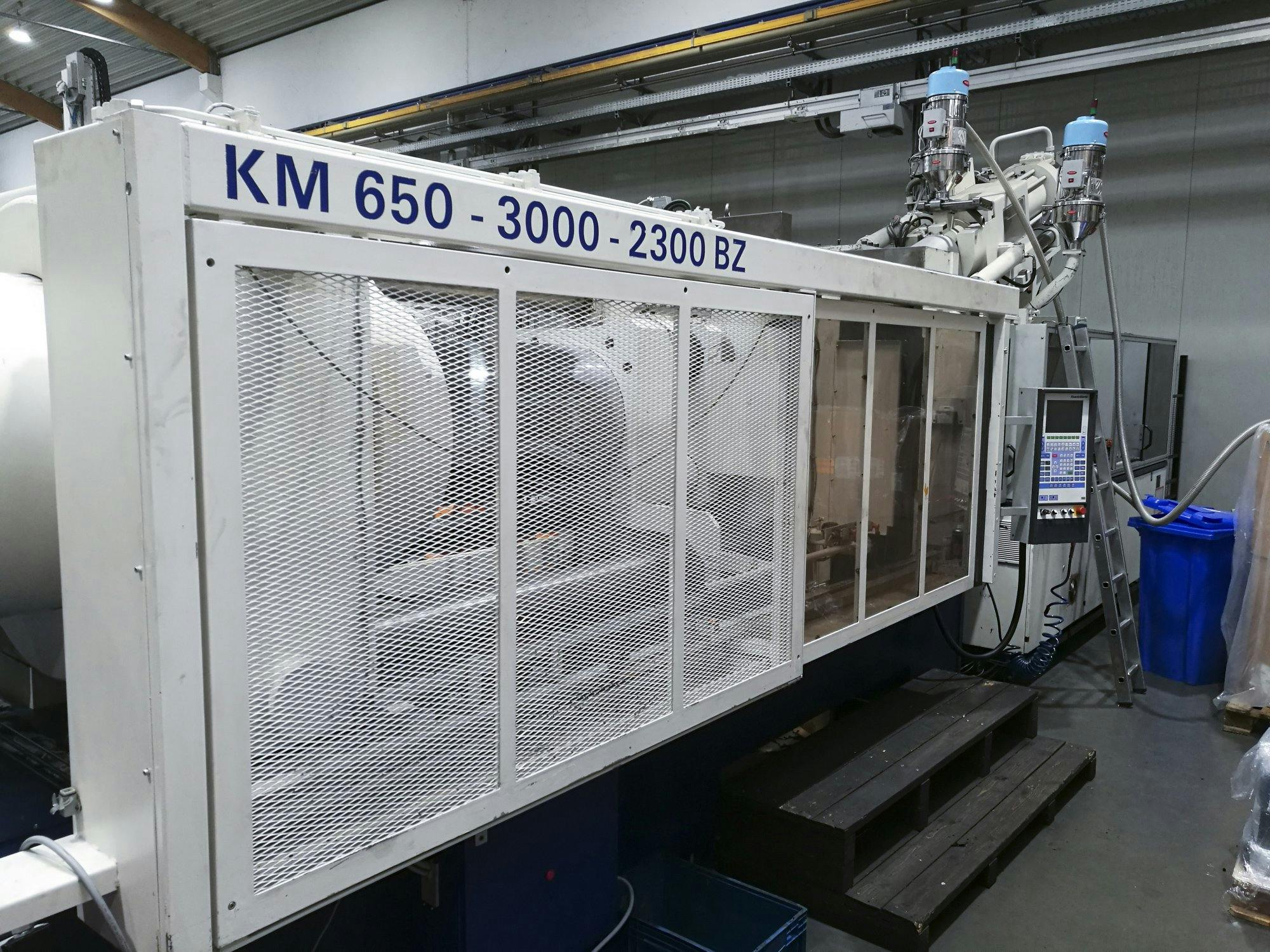 1 Krauss Maffei-maskinen sedd från vänster650-3000-2300 BZ