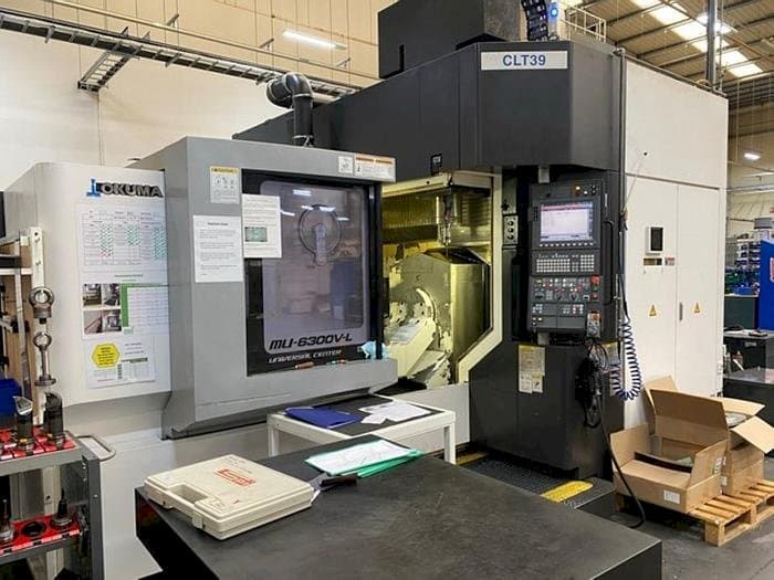 Okuma MU 6300V-L-maskinen framifrån