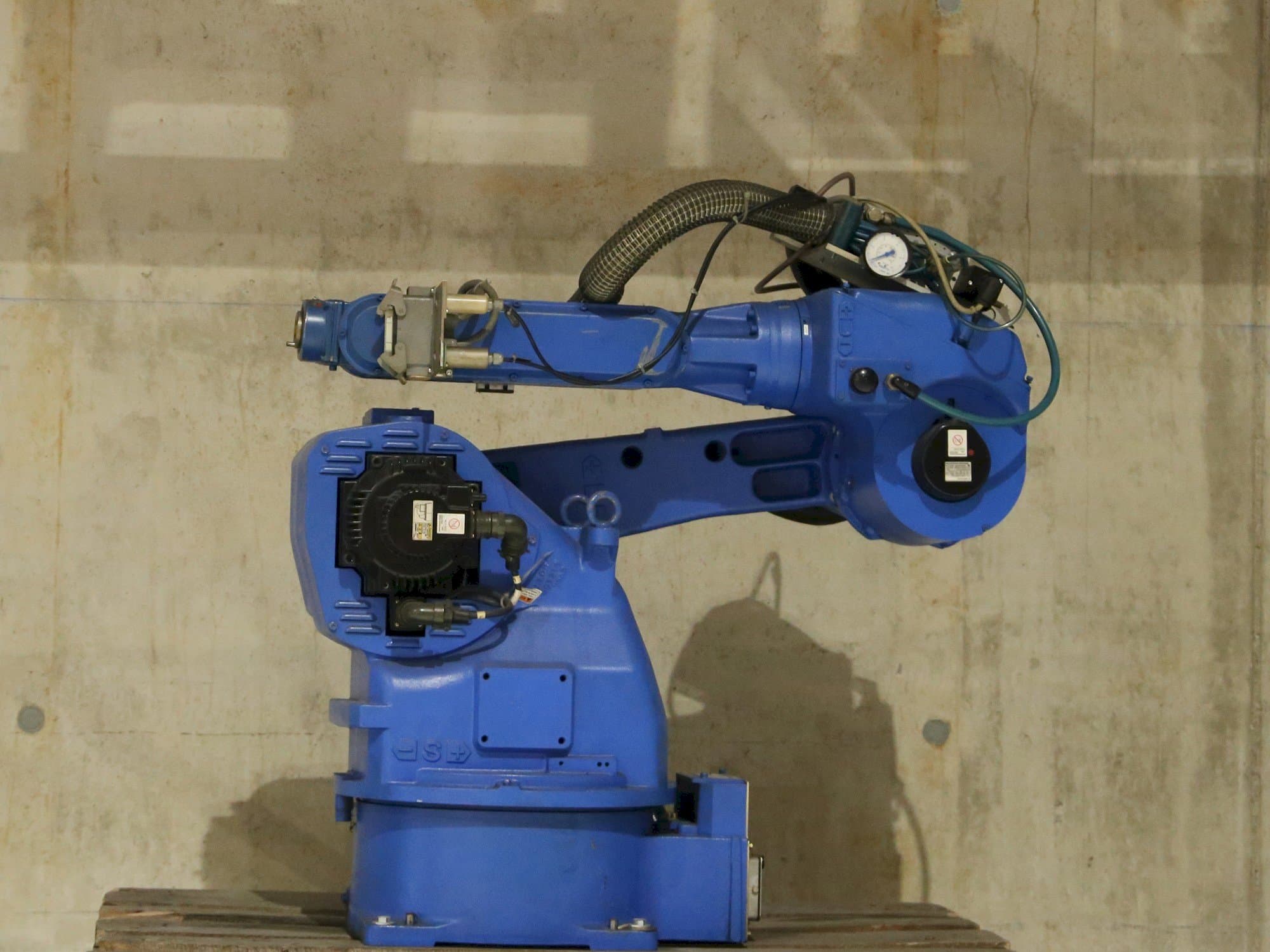 Yaskawa Motoman UP20-maskinen sedd från vänster