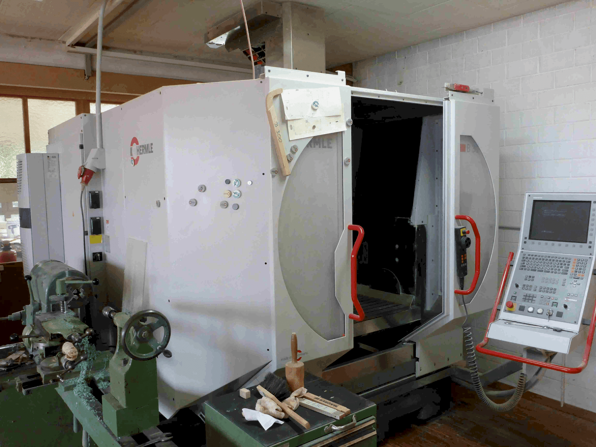 HERMLE B 300 V-maskinen framifrån