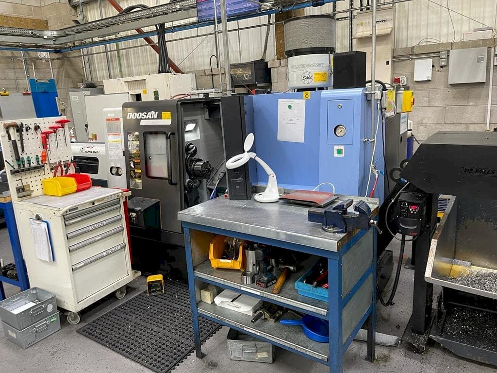 Doosan Lynx 220 LMA-maskinen framifrån