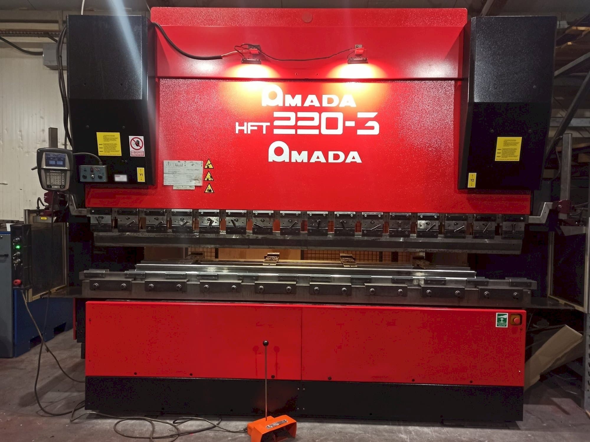 AMADA HFT 220-3-maskinen framifrån