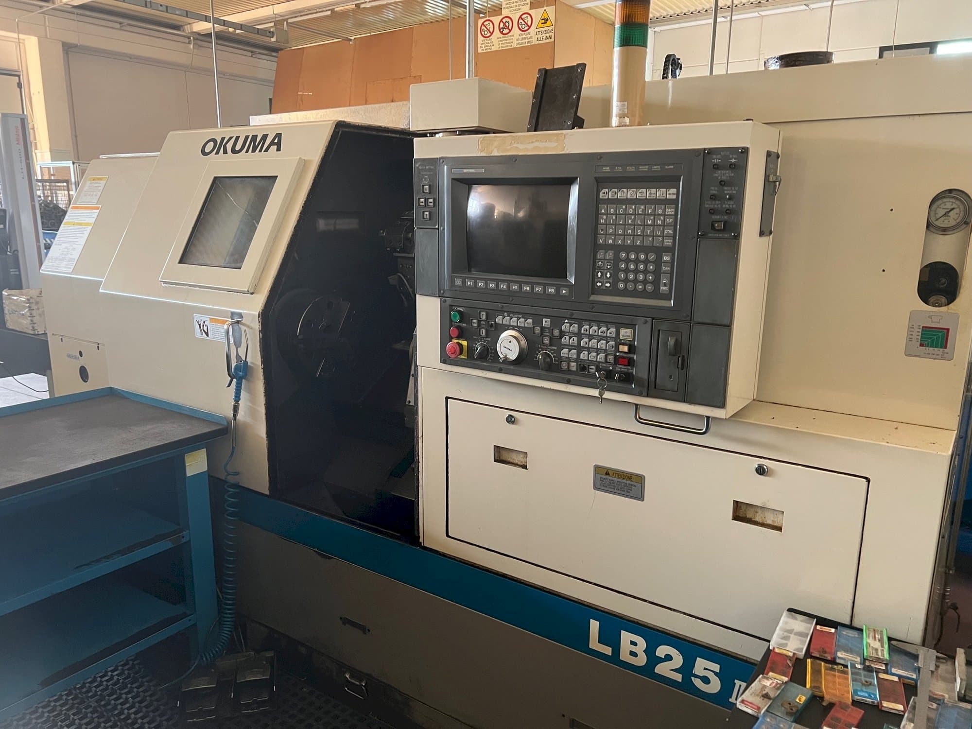 Okuma LB 25 II-maskinen framifrån