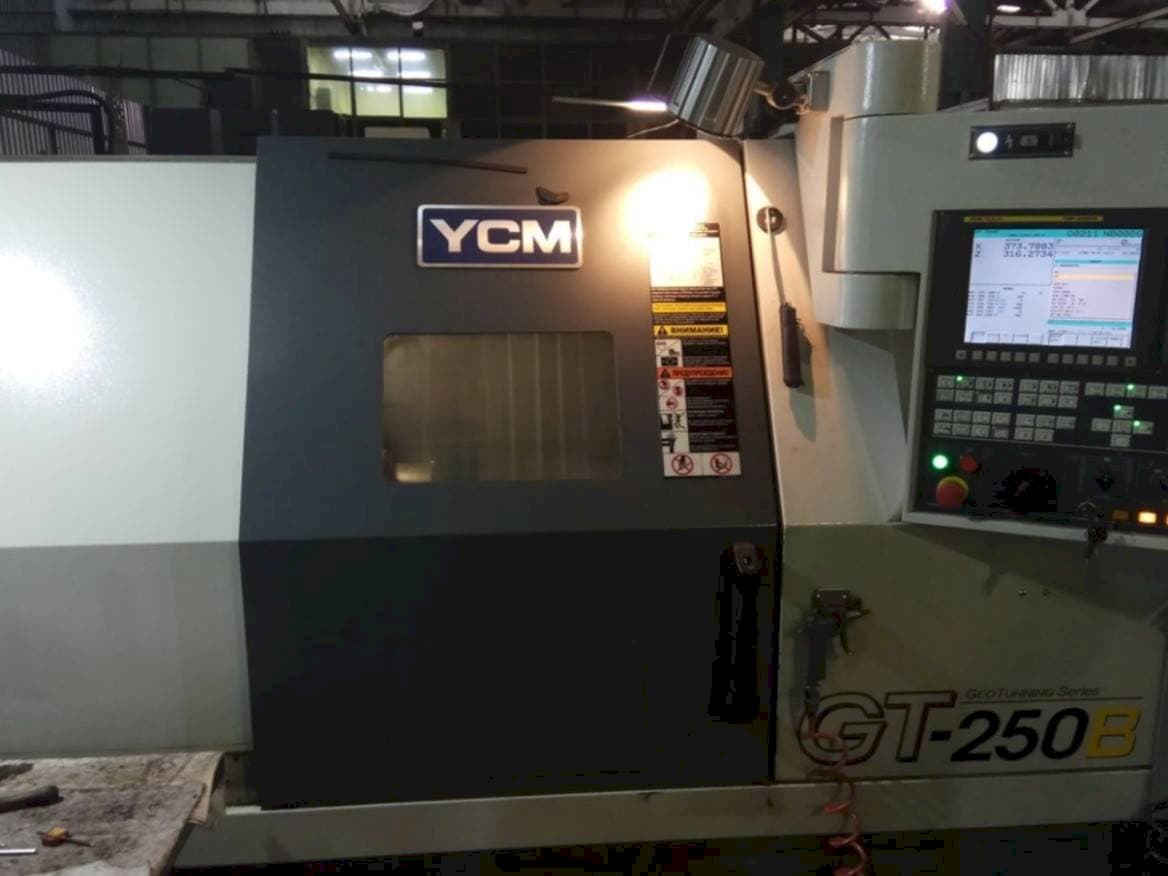 YCM GT250B-maskinen framifrån