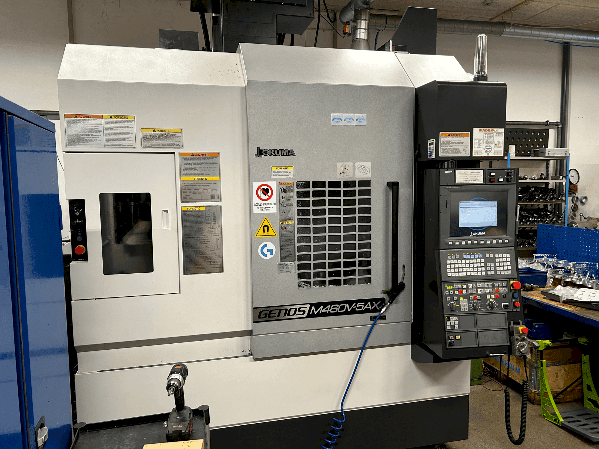 Okuma GENOS M460V-5AX-maskinen framifrån