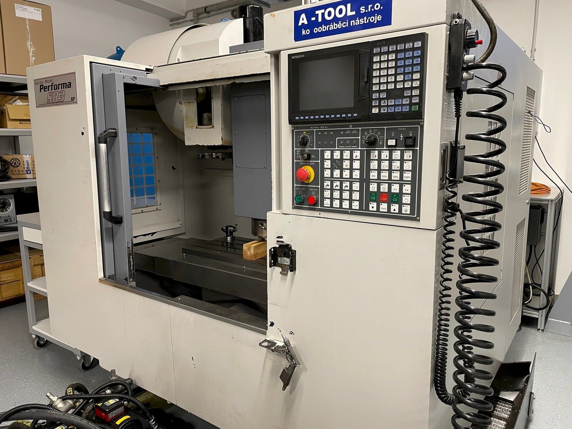 Akira Seiki SR3XP-maskinen framifrån