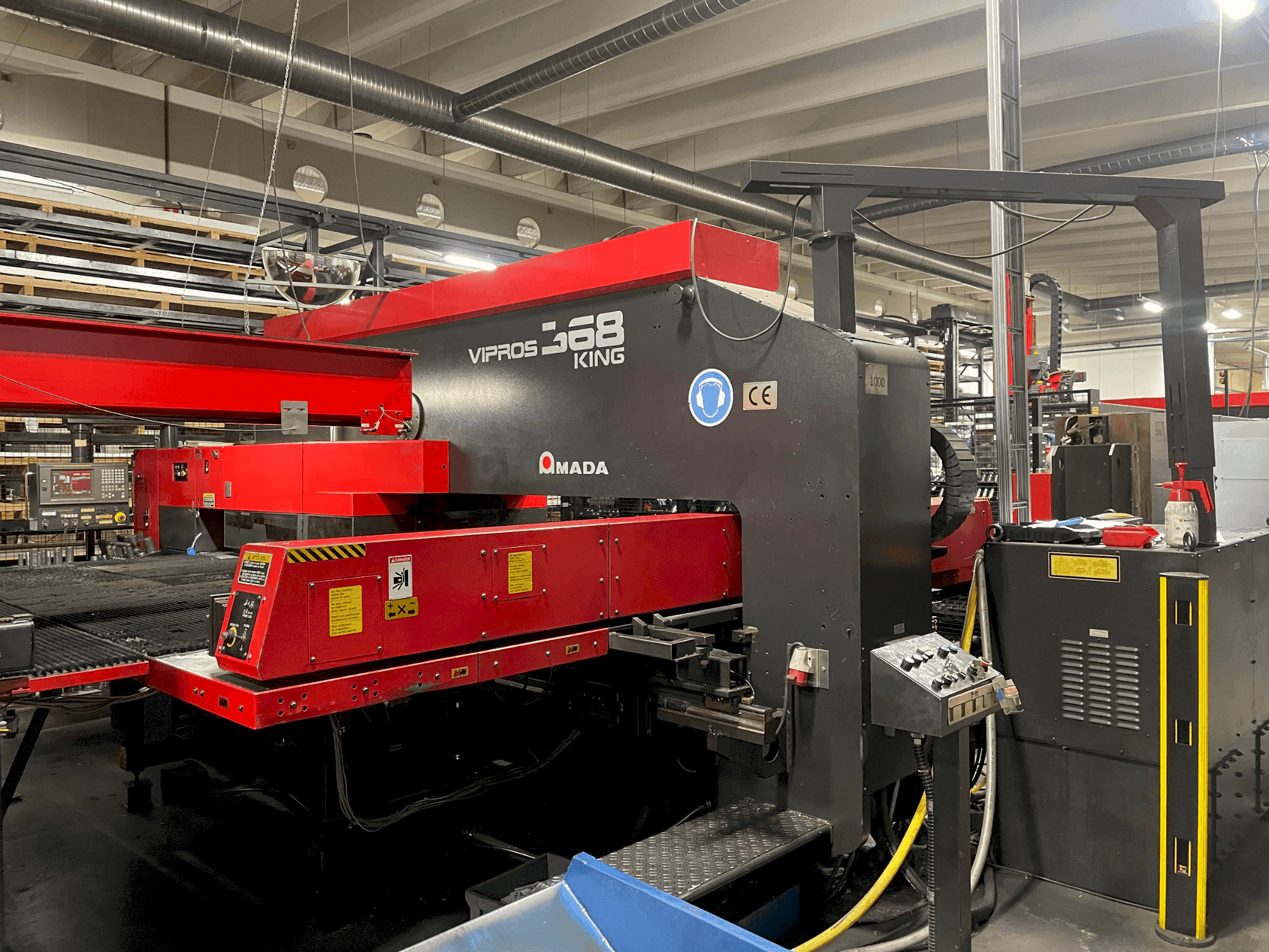 AMADA Vipros King 368-maskinen framifrån