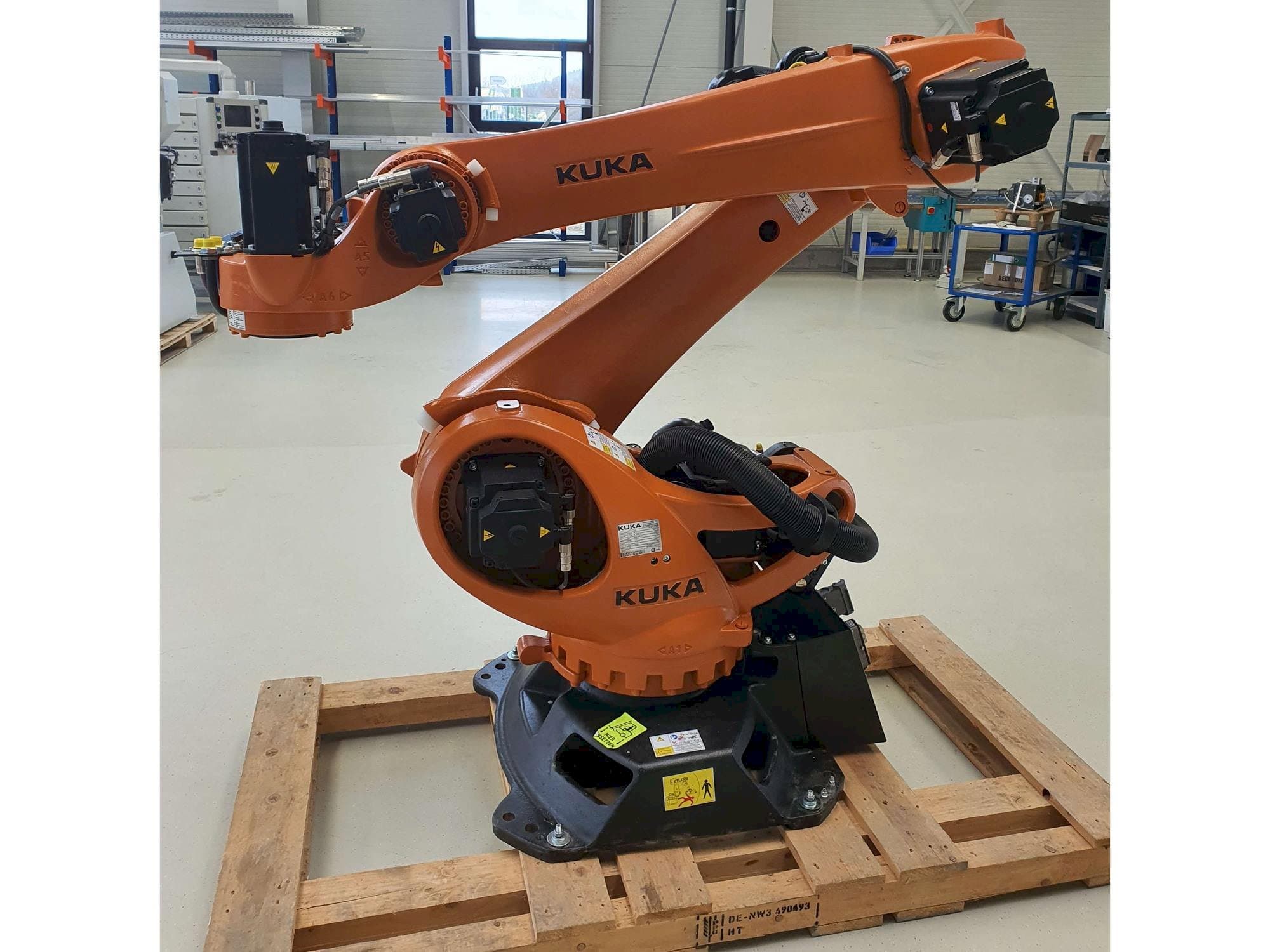 KUKA KR180 R3200PA-maskinen framifrån