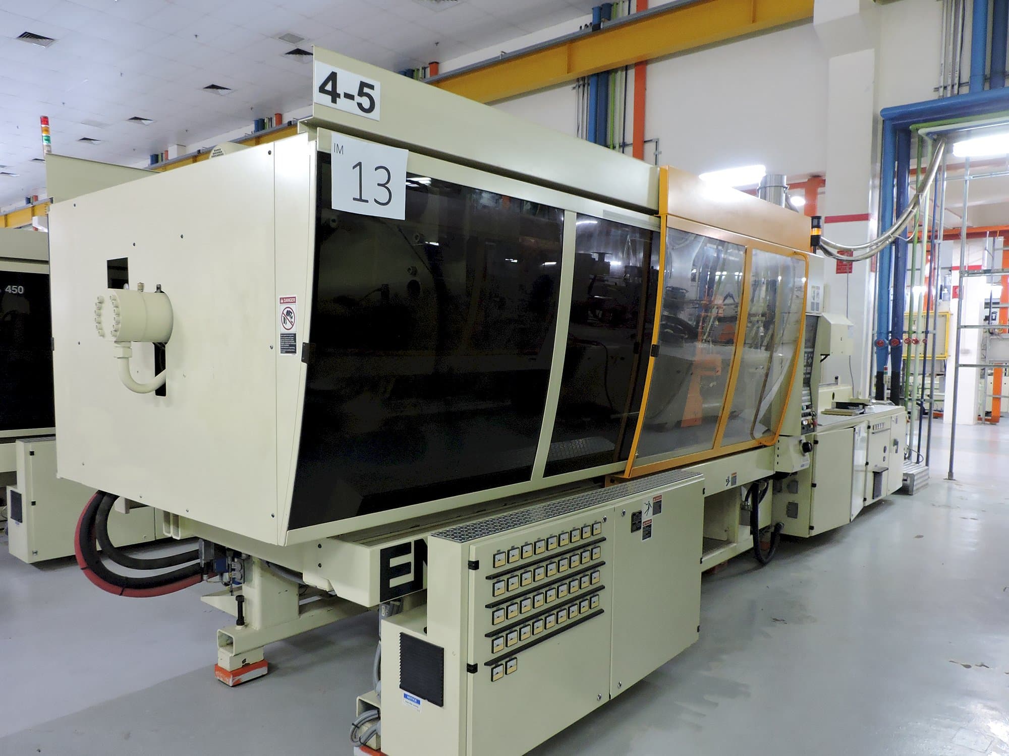 ENGEL-maskinen sedd från vänsterTOGGLE 1350/450