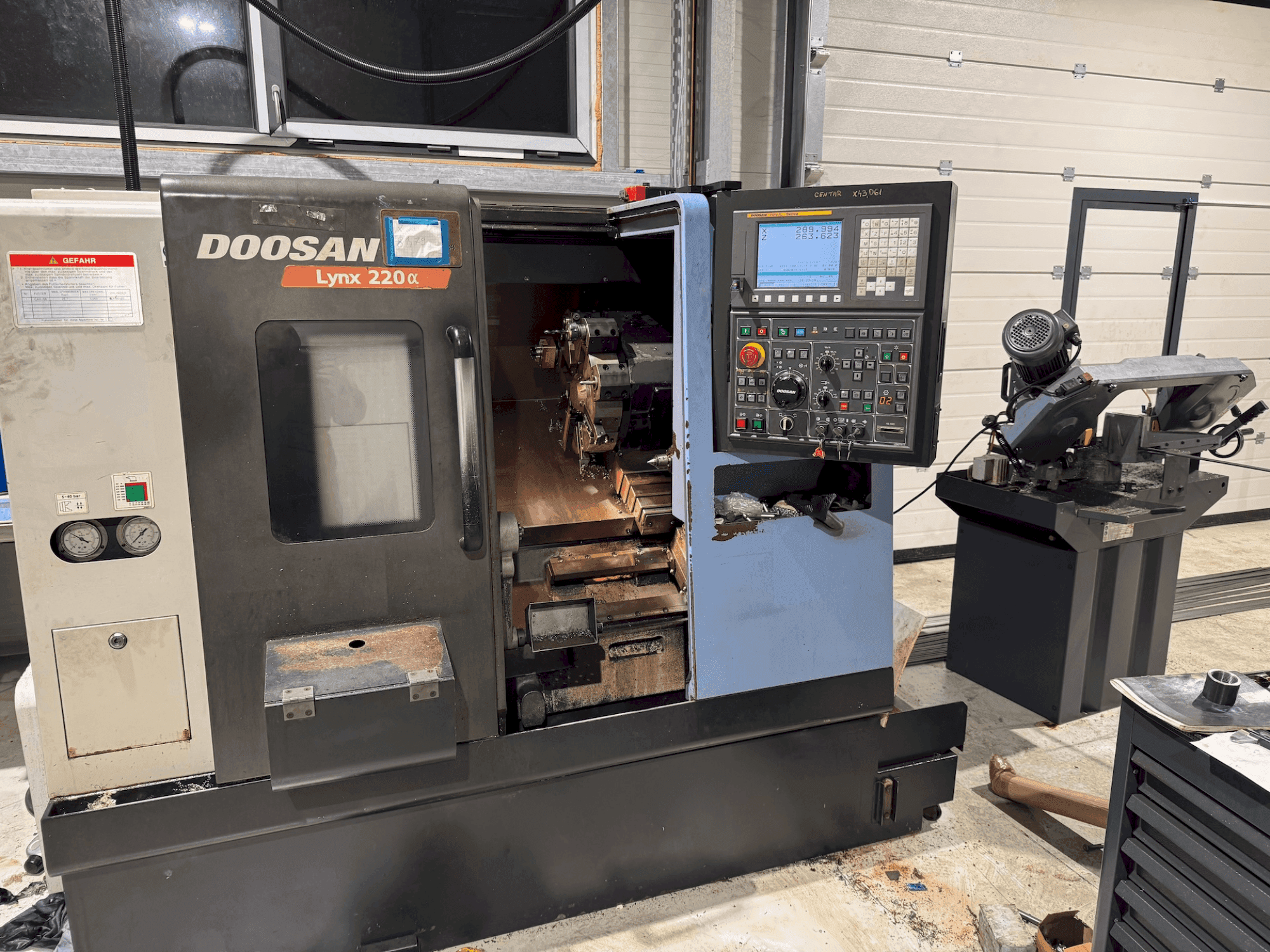 DOOSAN Lynx 220 Alpha-maskinen framifrån