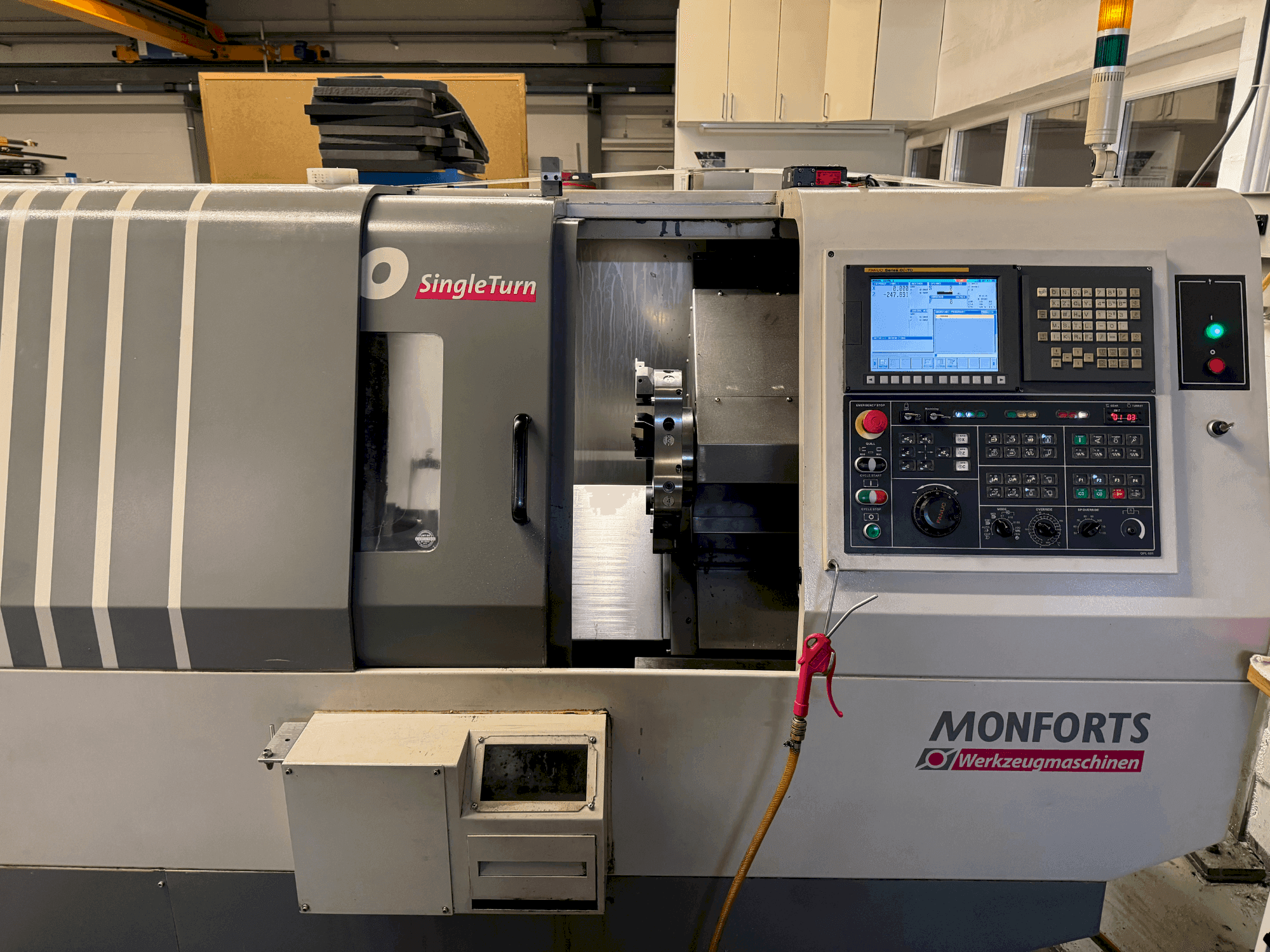 Monforts TNC 300 SingleTurn-maskinen framifrån