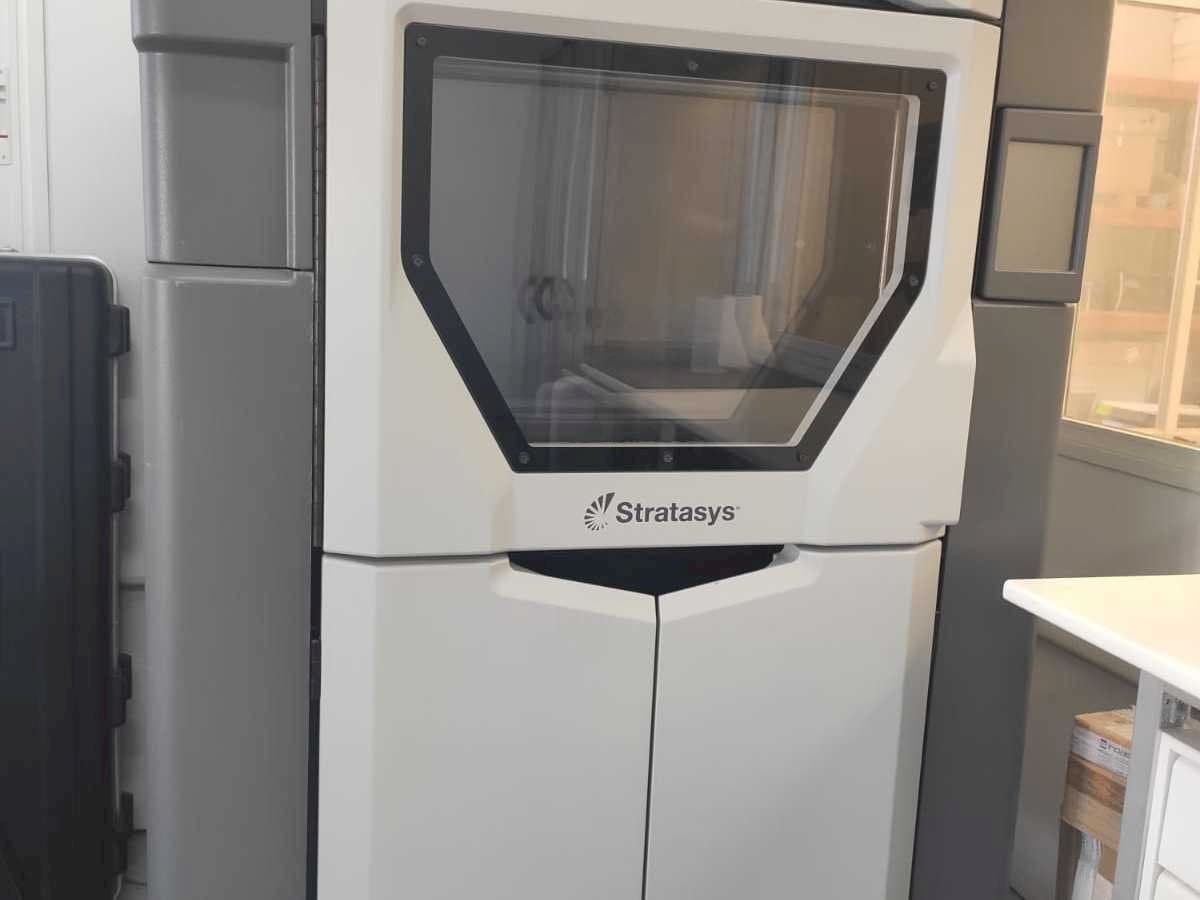 Stratasys Fortus 450MC-maskinen framifrån