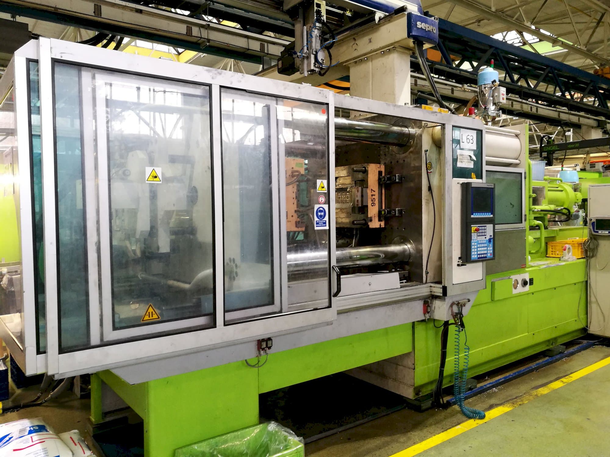 Krauss Maffei-maskinen sedd från vänster420-1900 C2