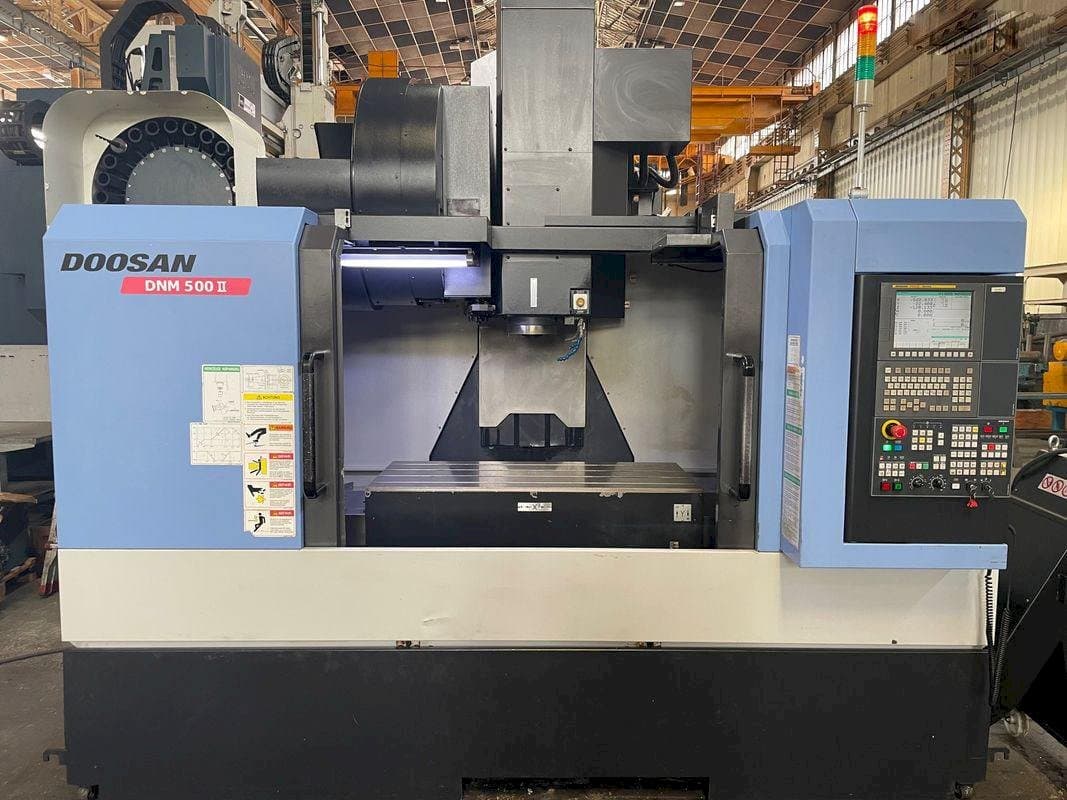 Doosan MYNX DNM 500 II-maskinen framifrån
