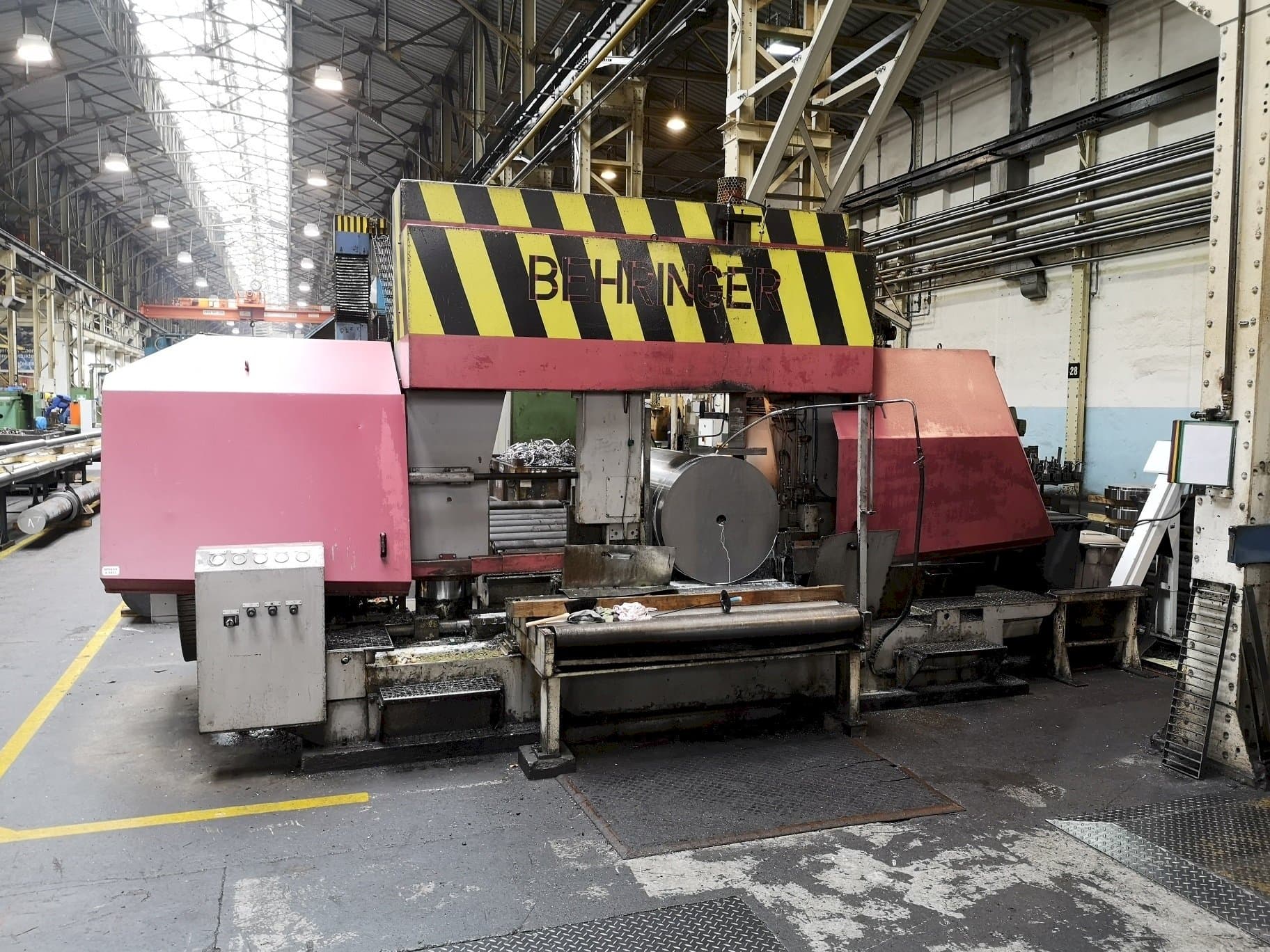 Behringer HBP1080/1700 A/CNC-maskinen framifrån