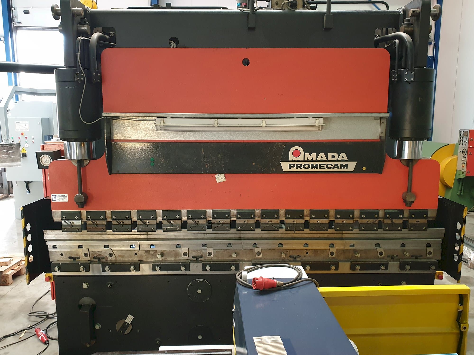 AMADA-maskinen framifrånPROMECAM STPC 200/30