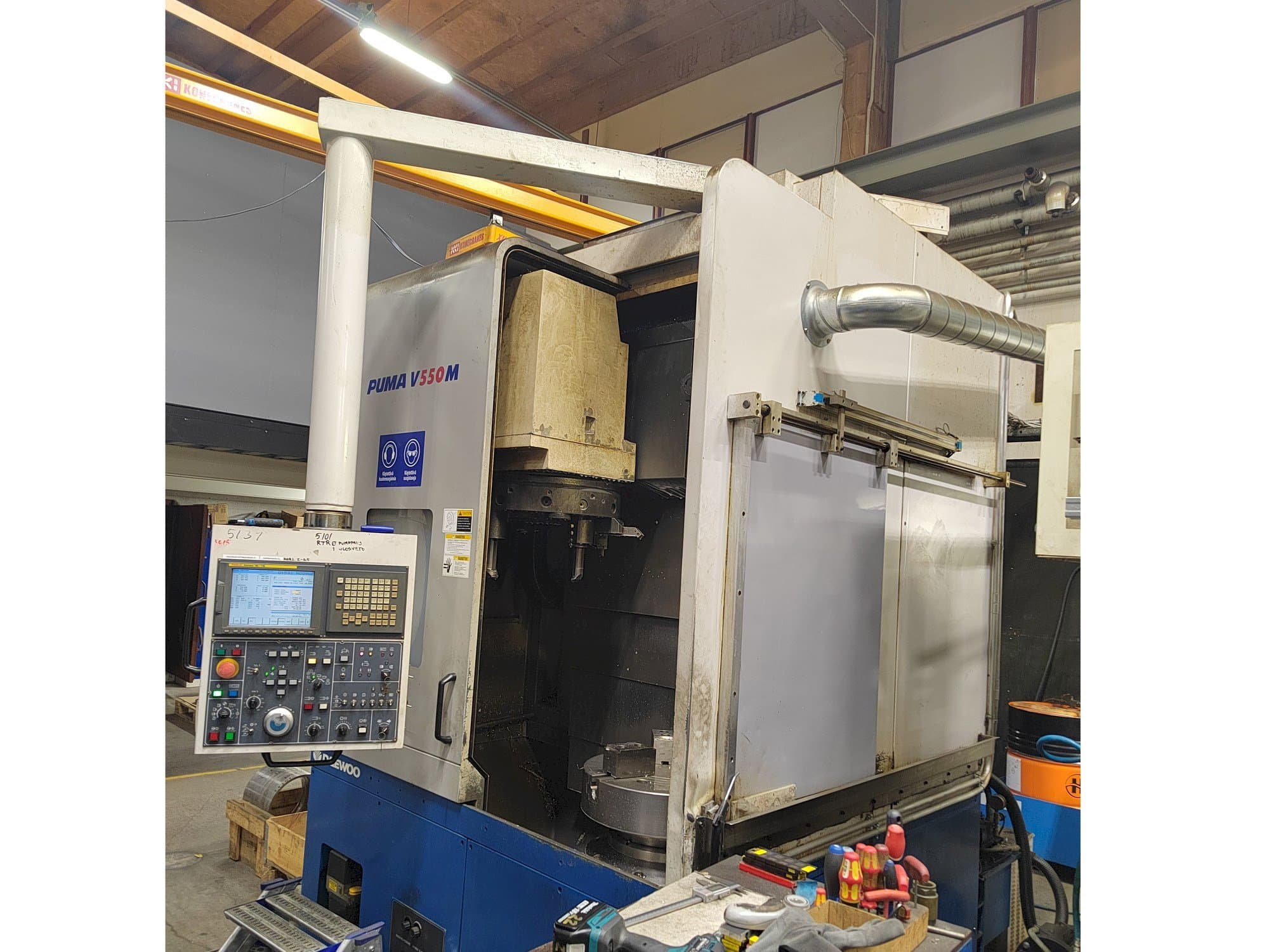 Doosan Puma V550M-maskinen framifrån