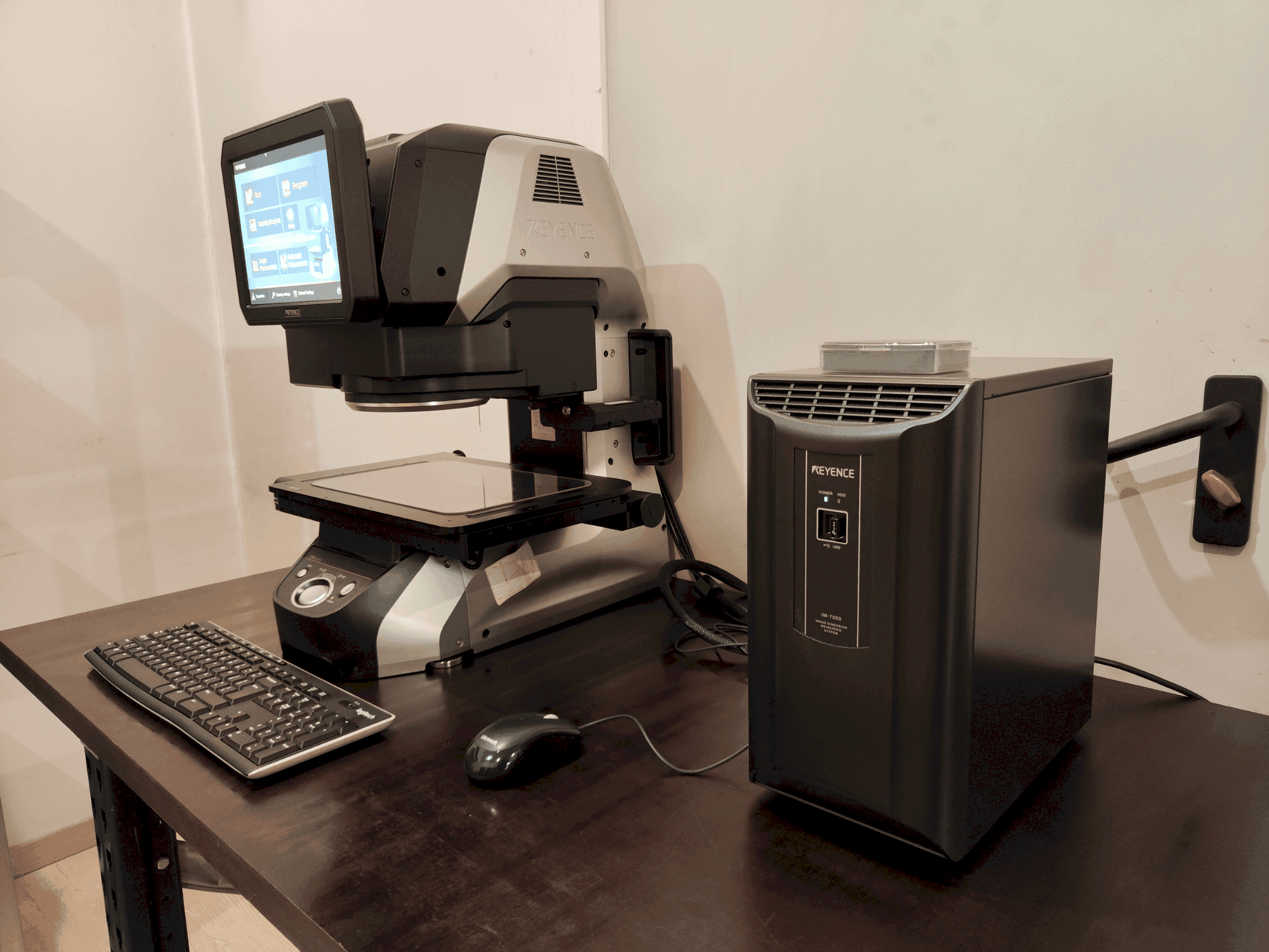 KEYENCE IM-7030T-maskinen framifrån