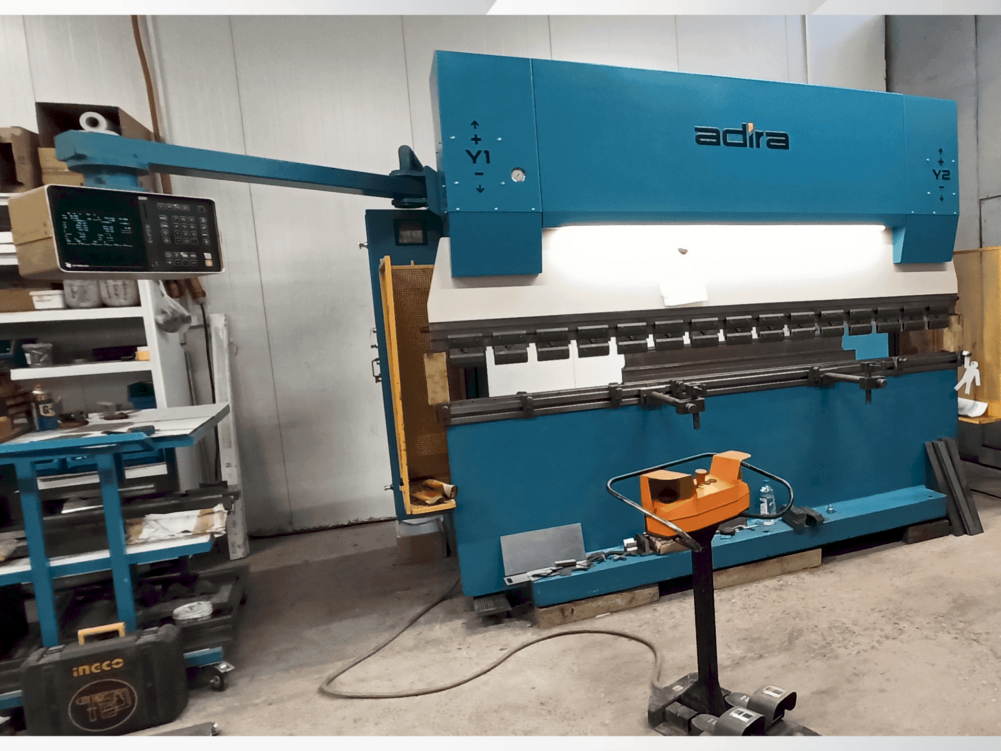 ADIRA QIH-11030 DNC CR-maskinen framifrån