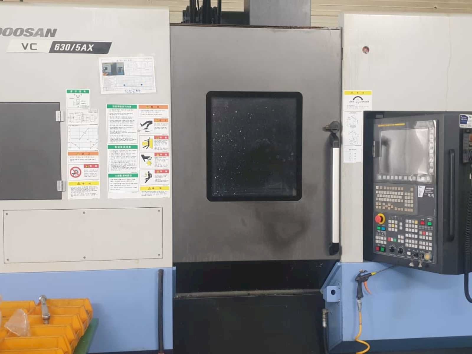 Doosan VC 630/5AX-maskinen framifrån