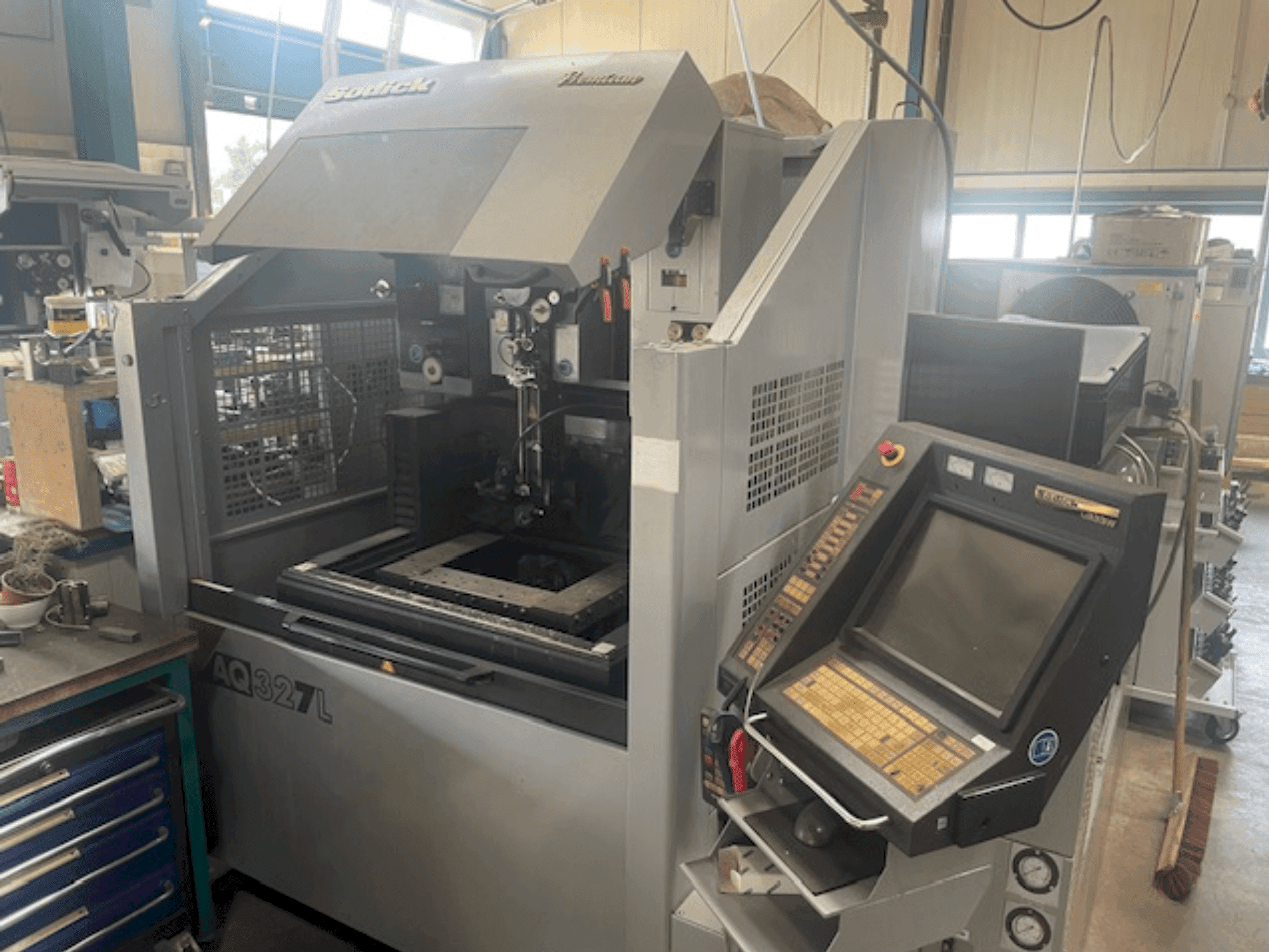 Sodick AQ327l-maskinen framifrån