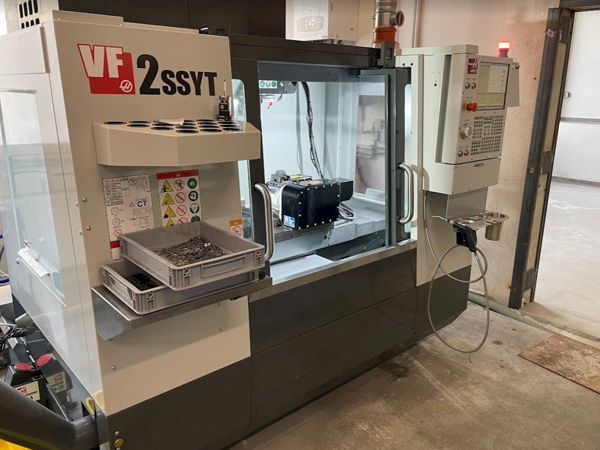 HAAS VF-2SSYT-maskinen framifrån