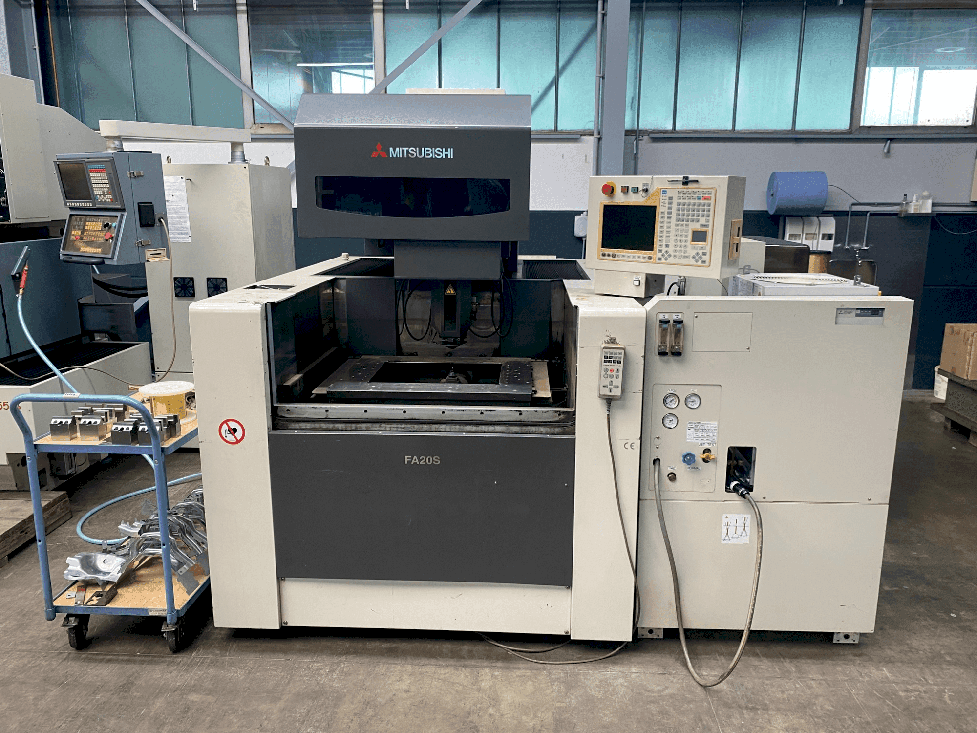 Mitsubishi FA 20 SM-maskinen framifrån