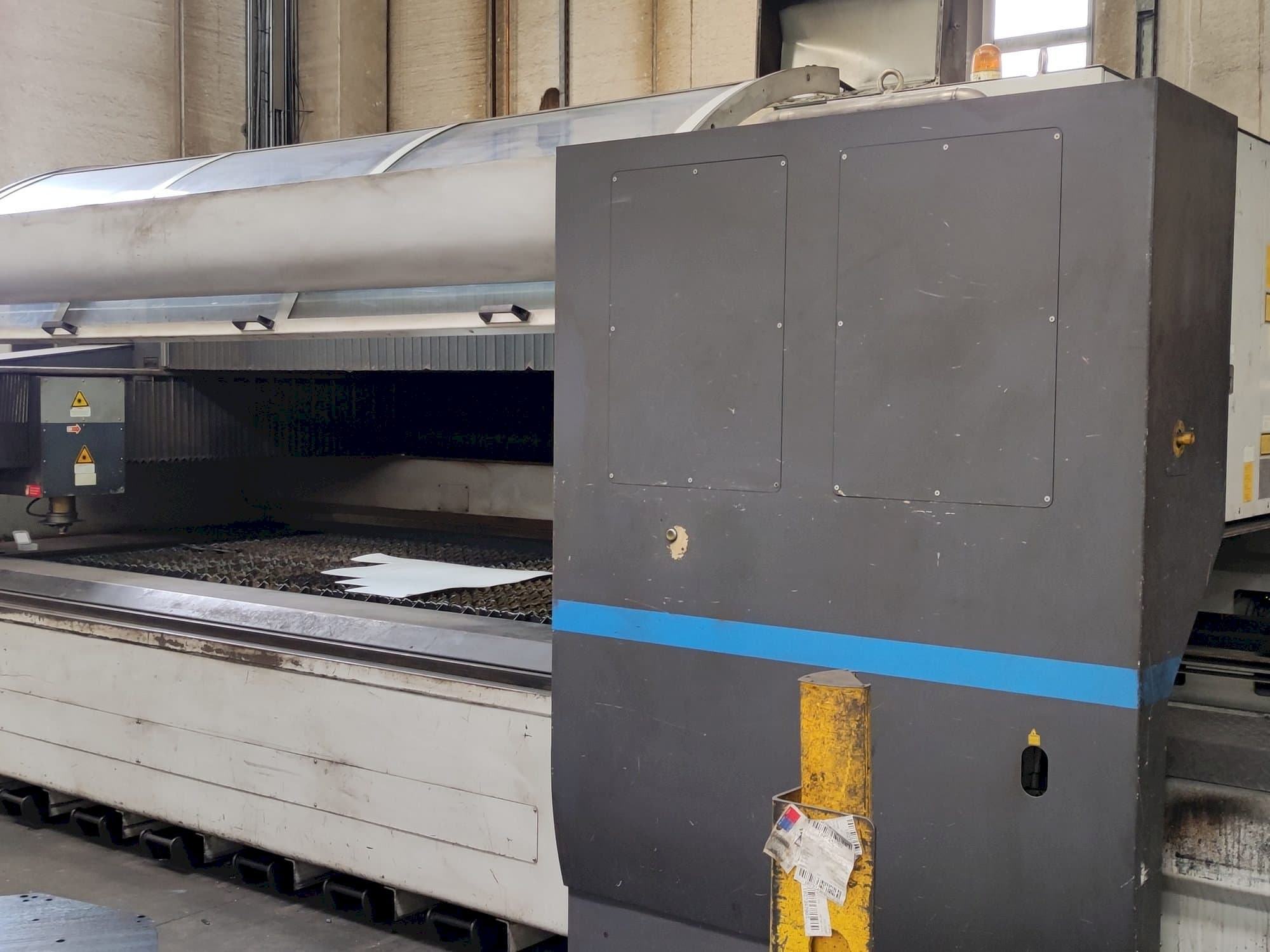 LVD AXEL 3015 S-maskinen framifrån