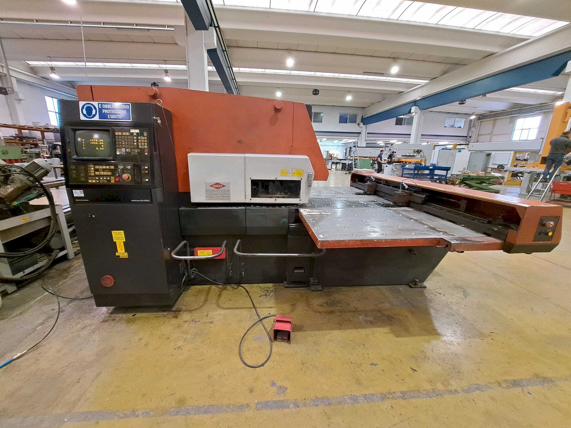 AMADA ARIES 245-maskinen framifrån