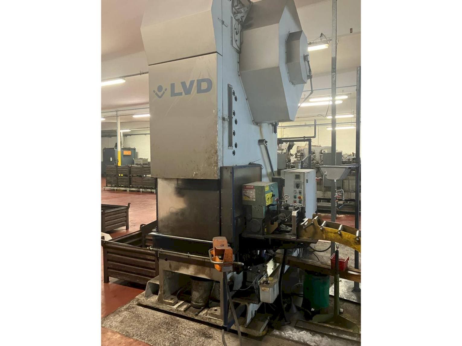 LVD DVDF 160T-maskinen framifrån