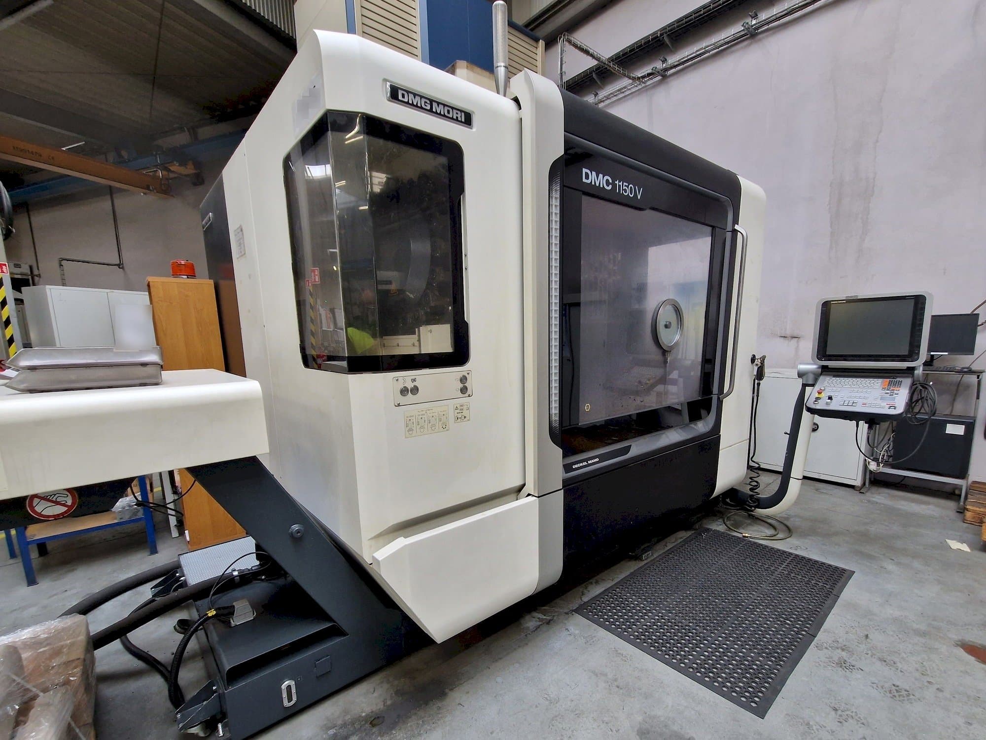 DMG MORI DMC 1150 V-maskinen sedd från vänster sida