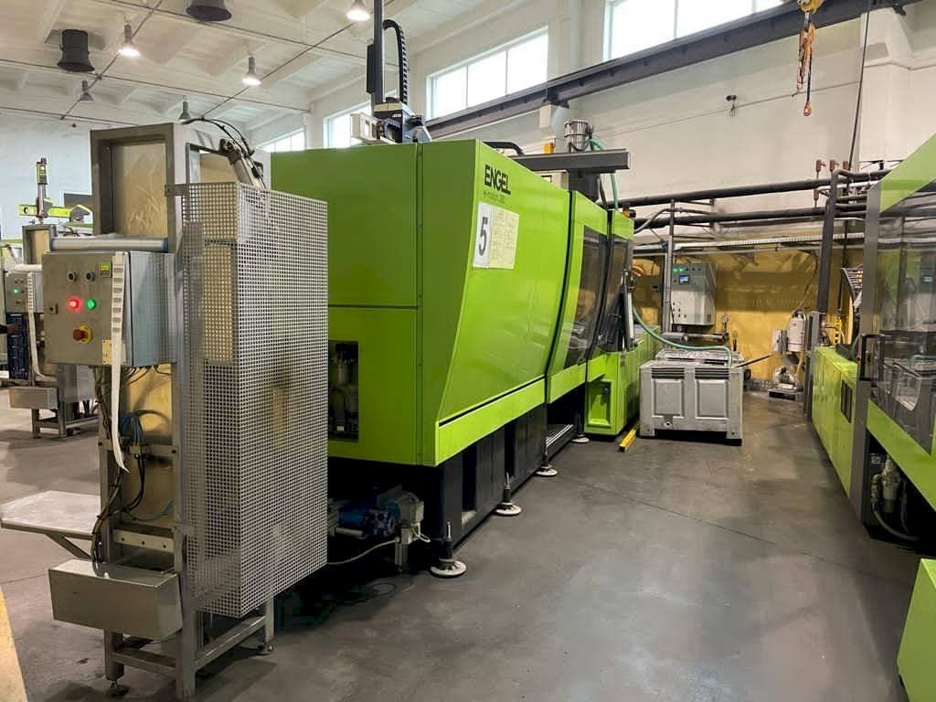 ENGEL e-motion 2440/380 T-maskinen framifrån
