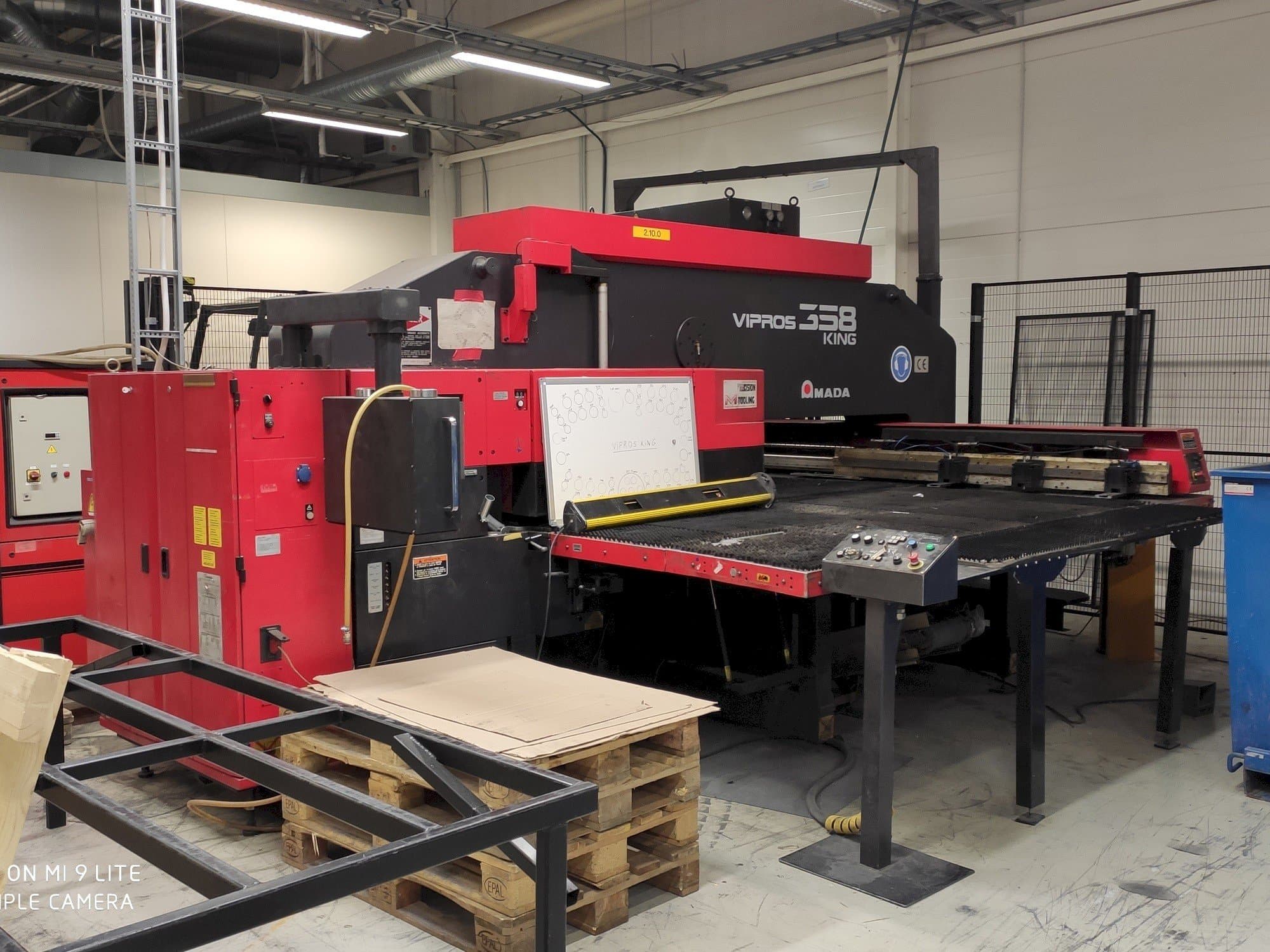 AMADA Vipros 358 King FS18 PC EMC-maskinen framifrån