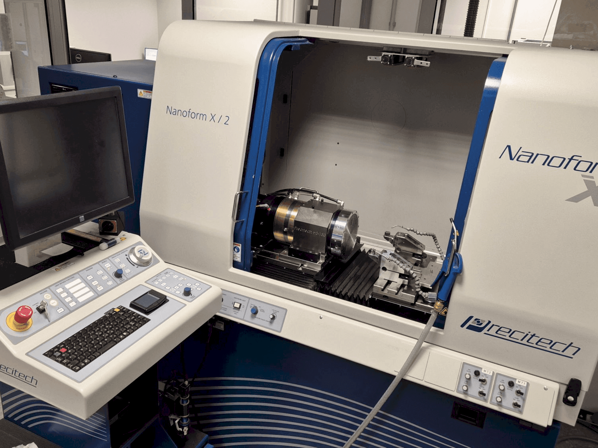 PRECITECH Nanoform X-maskinen framifrån