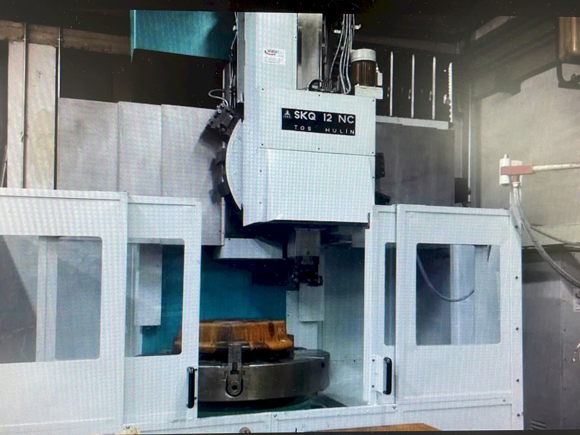 TOS SKQ 12 NC-maskinen framifrån