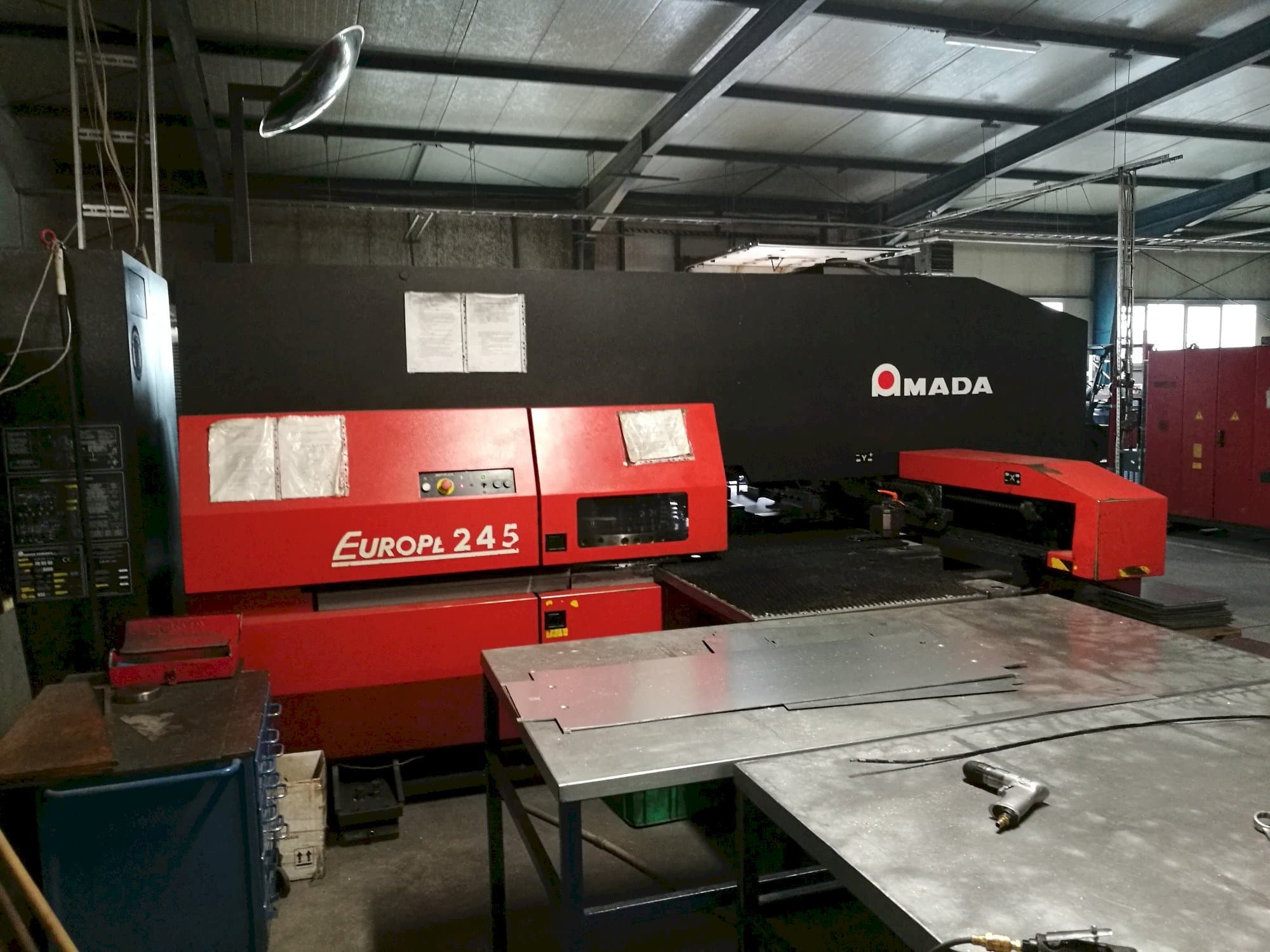 AMADA EUROPE 245-maskinen framifrån