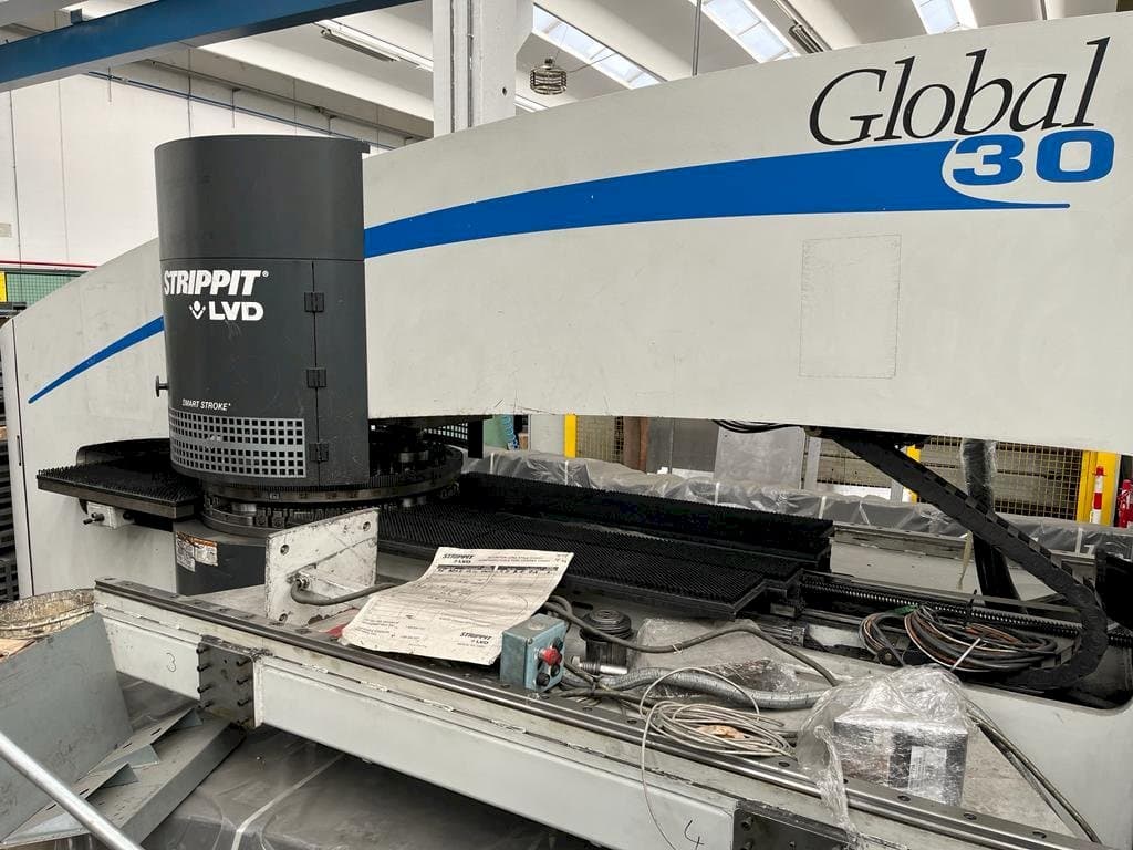 LVD Strippit Global 30 1525-maskinen framifrån