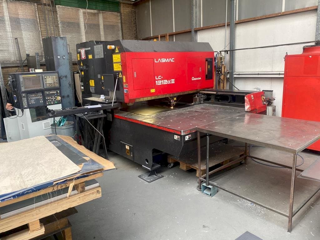 AMADA LC 1212 A3-maskinen framifrån