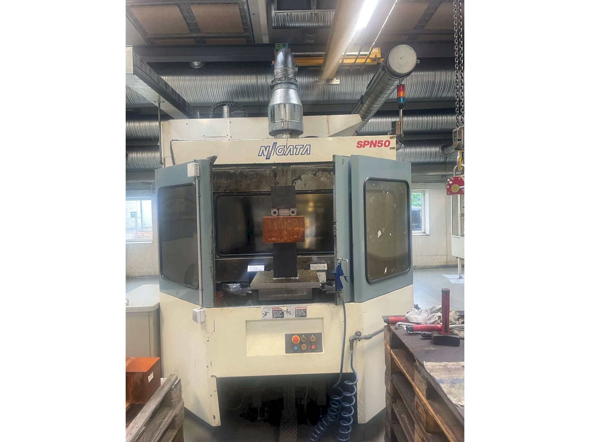 Niigata SPN 50-maskinen framifrån