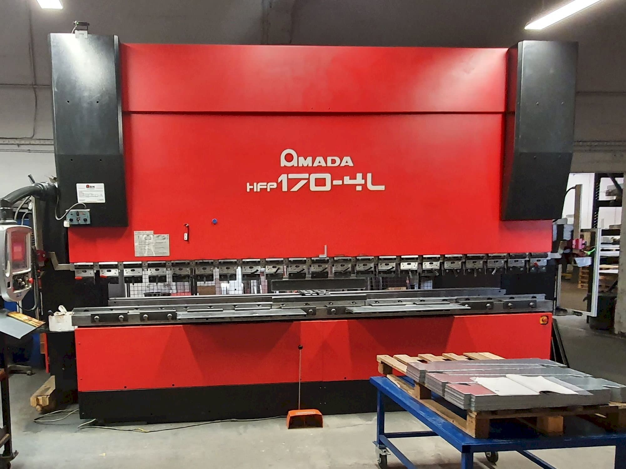 AMADA HFP 170-4 L-maskinen framifrån