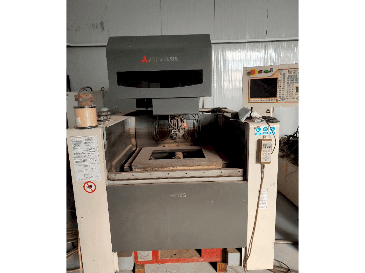 Mitsubishi FA20SM-maskinen framifrån