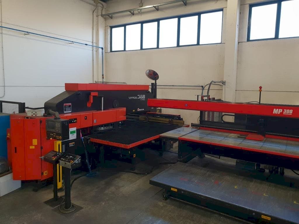 AMADA VIPROS 368 KING-maskinen framifrån