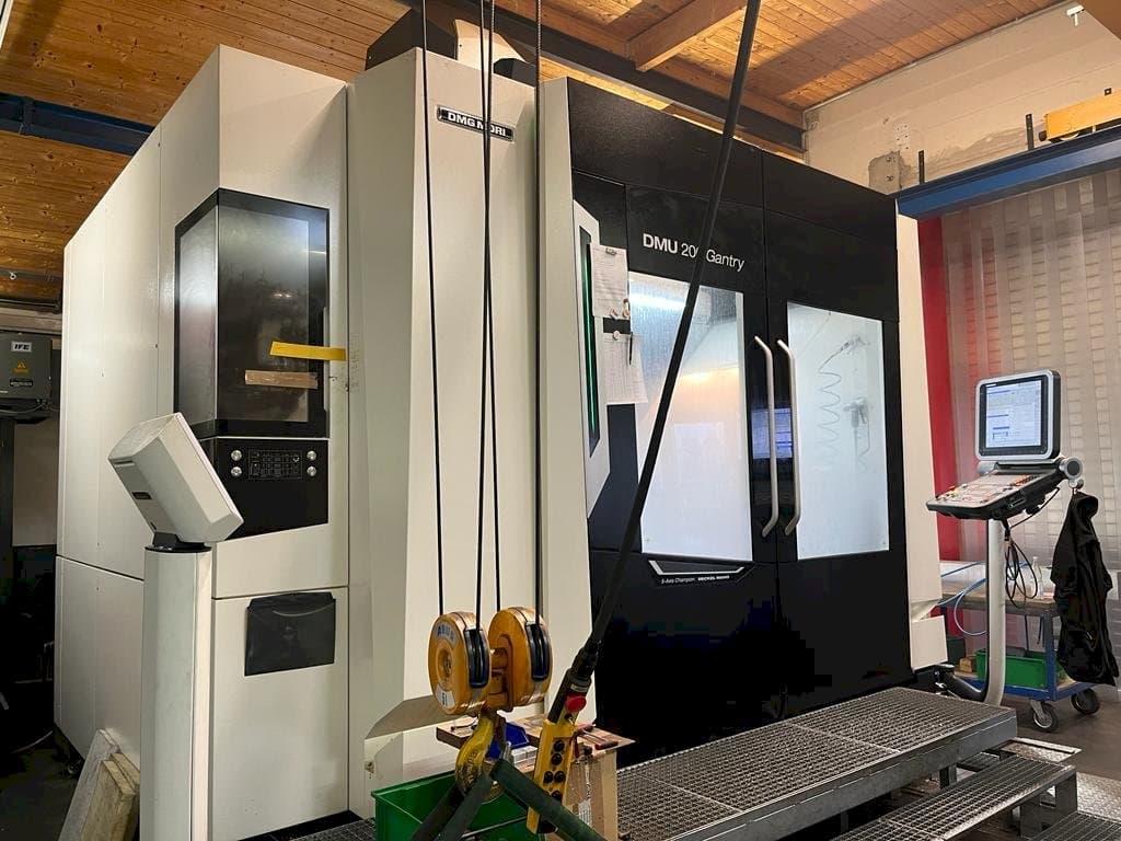 DMG MORI DMU 200 Gantry-maskinen framifrån