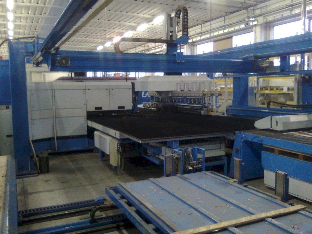 Finn-Power LP6-maskinen framifrån