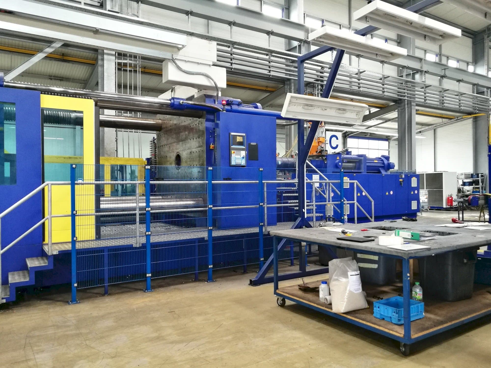 Krauss Maffei 2300-12000 MX-maskinen framifrån